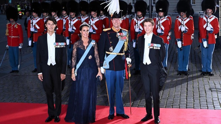 （左から）ニコライ王子、マリー妃、ヨアヒム王子、フェリックス王子＝１０日、デンマーク・コペンハーゲン/Sergei Gapon/Anadolu Agency/Getty Images
