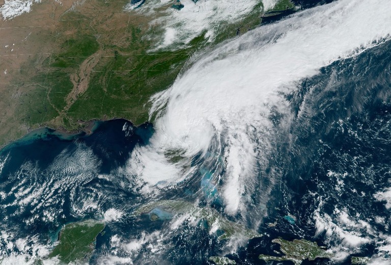 米東部時間２９日午前１１時時点の熱帯低気圧イアンの衛星写真/NOAA/NASA