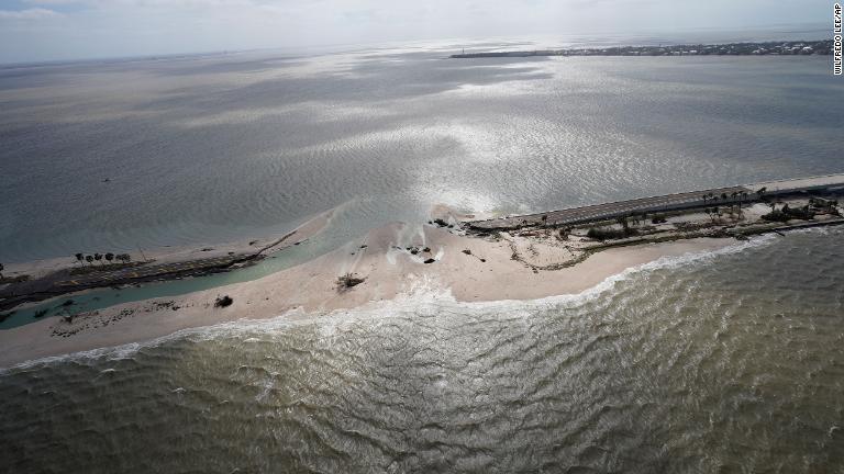 サニベル島とキャプティバ島を本土とつなぐ橋は高潮に押し流された＝２９日、米フロリダ州/Wilfredo Lee/AP
