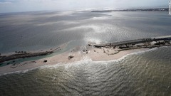 サニベル島とキャプティバ島を本土とつなぐ橋は高潮に押し流された＝２９日、米フロリダ州