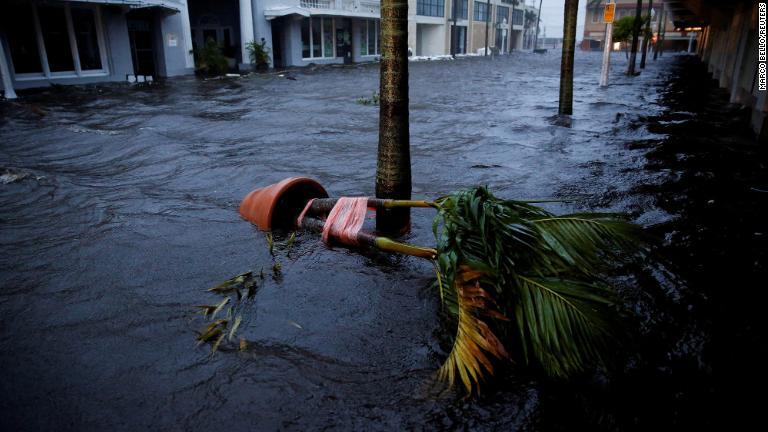 イアンが上陸し洪水が発生した米フロリダ州フォートマイヤーズの商業地区/Marco Bello/Reuters