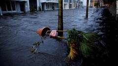 イアンが上陸し洪水が発生した米フロリダ州フォートマイヤーズの商業地区