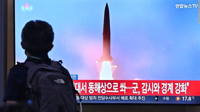 韓国・ソウルで北朝鮮のミサイル実験のニュースが流れるテレビの前を通りすぎる男性/Jung Yeon-je/AFP/Getty Images