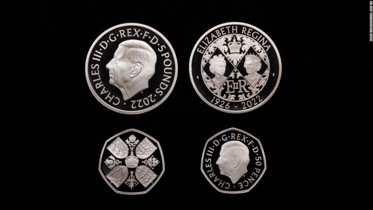５ポンド硬貨の裏側（右上）には、エリザベス女王の肖像２点が描かれる見通し/Mark Eveleigh/Royal Mint UK