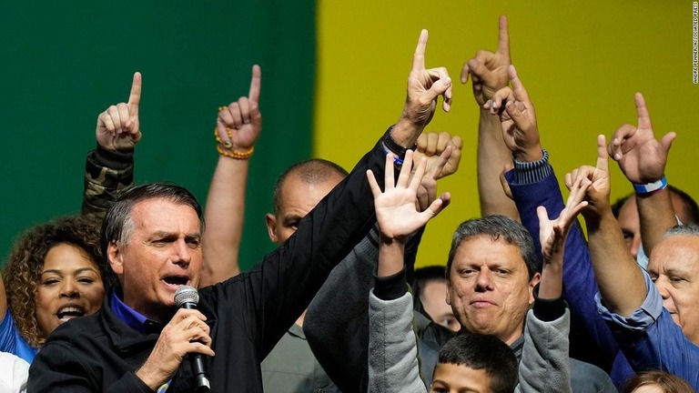 支持者との集まりで発言するボルソナーロ大統領（手前左）/Andre Penner/Associated Press