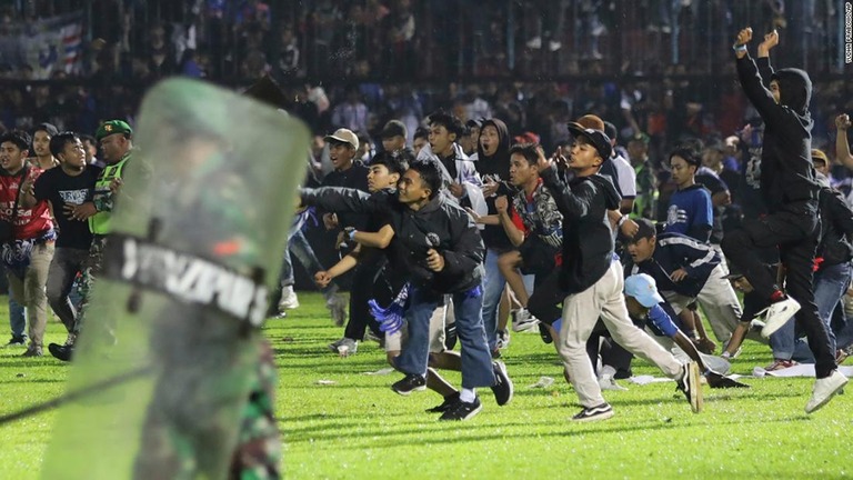 インドネシア・東ジャワ州で、サッカーの試合後、負けた地元チームのサポーターがフィールドに乱入するなどして死傷者が出た/Yudha Prabowo/AP