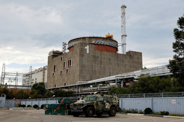 ウクライナ・ザポリージャ州にあるザポリージャ原子力発電所＝９月１日/Alexander Ermochenko/Reuters