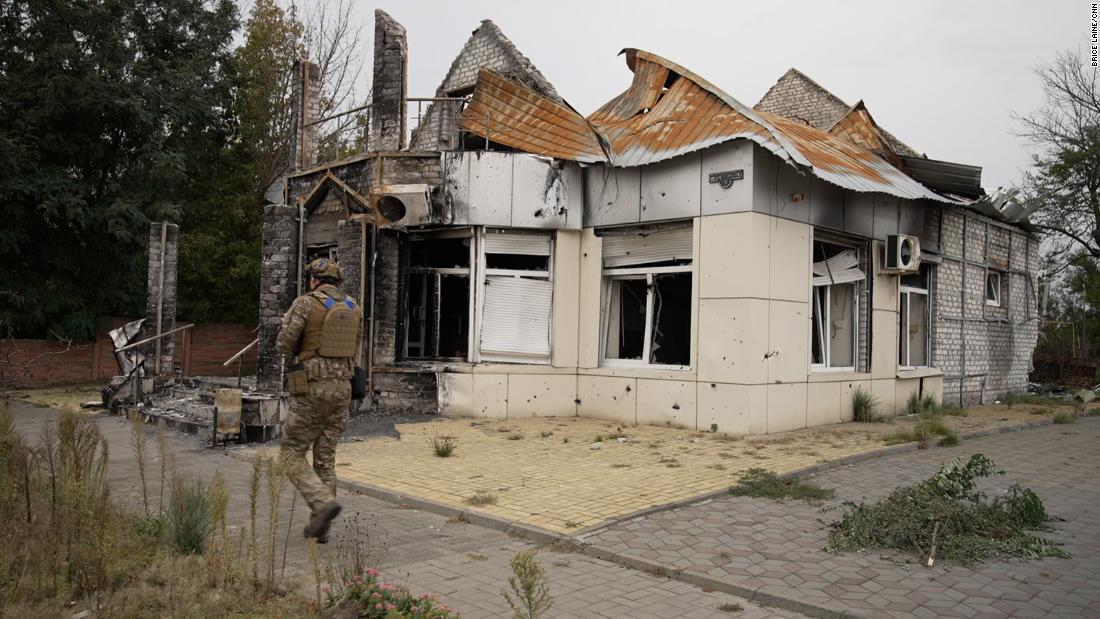 破損した建物の横を移動するウクライナ兵＝２日、ウクライナ・リマン/Brice Lâiné/CNN