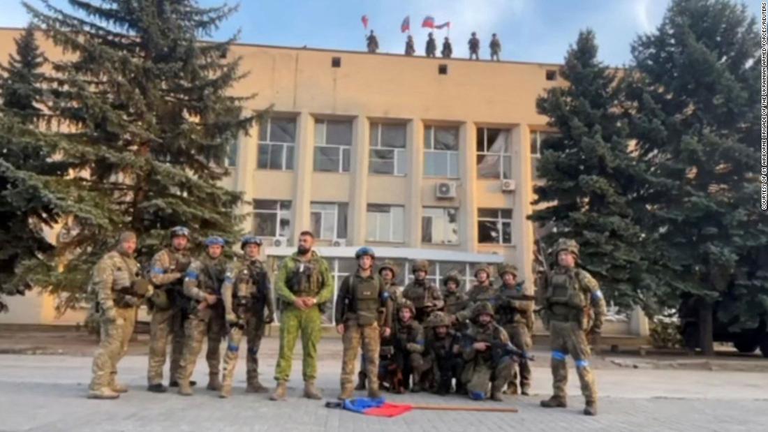 市庁舎の前で声明を発表するウクライナ軍兵士/Courtesy of 81 Airborne Brigade of the Ukrainian Armed Forces/Reuters