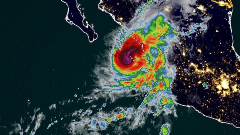 ハリケーンがメキシコ西岸に接近/cnnweather