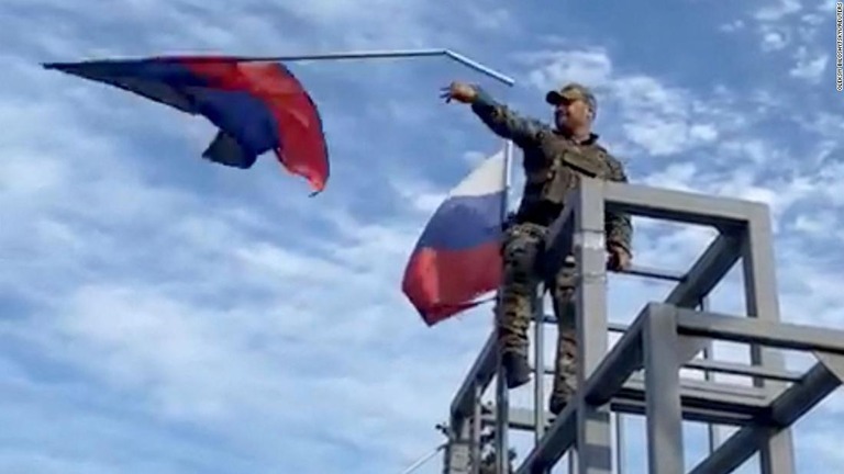 「ドネツク人民共和国」の旗を捨てるウクライナ軍の兵士/Oleksiy Biloshytskyi/Reuters