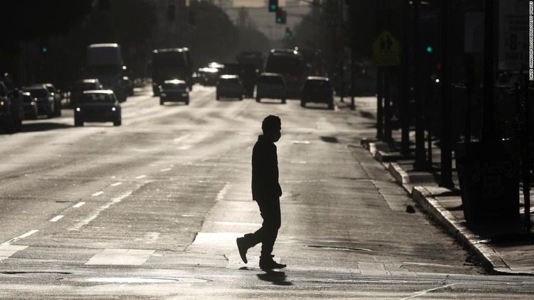 道路を渡る歩行者＝米ロサンゼルス/David Swanson/Bloomberg/Getty Images