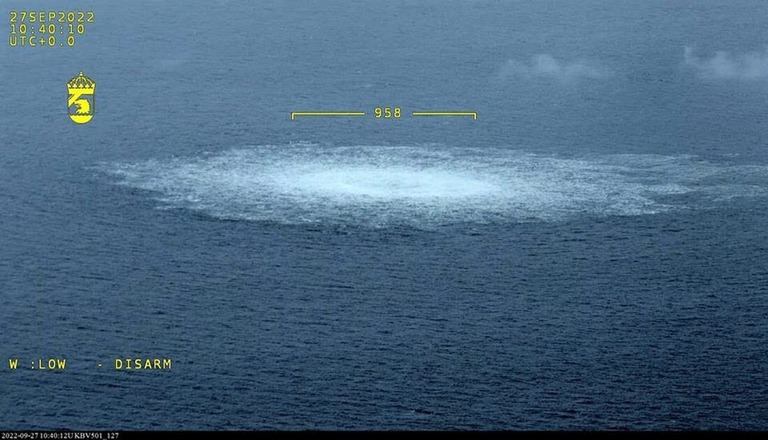 ノルドストリーム２からガスが漏れる様子＝９月２７日、バルト海/Swedish Coast Guard/Getty Images