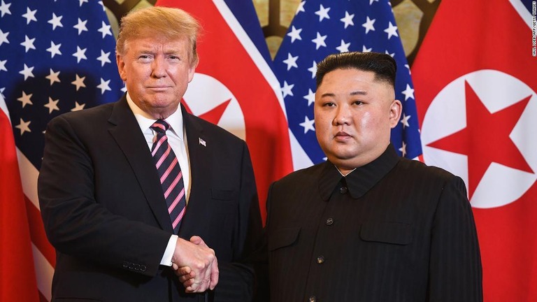 握手を交わすトランプ前米大統領（左）と北朝鮮の金正恩総書記＝１９年２月２７日、ハノイ