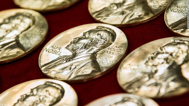 ノーベル賞のメダル/Jonathan Nackstrand/AFP/Getty Images