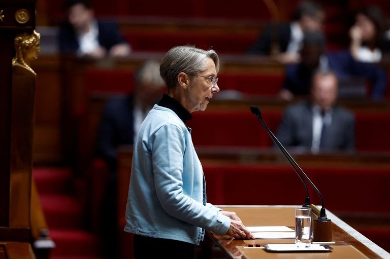 ウクライナでの戦争について仏政府の見解を表明するボルヌ首相/Benoit Tessier/Reuters