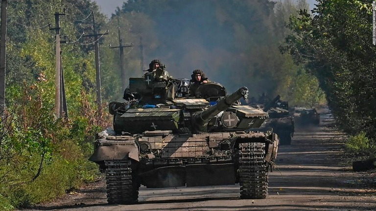 戦車で移動するウクライナ軍兵士＝９月１７日、ウクライナ・ノボセリウカ/Juan Barreto/AFP/Getty Images