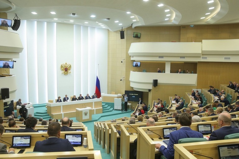 国歌に耳を傾けるロシア連邦院の議員ら＝４日、モスクワ/Federation Council of the Federal Assembly of the Russian Federation/AP