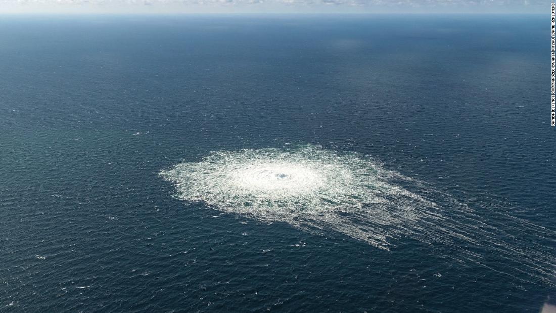 ノルドストリームからのガス漏れで泡立つ海面/Danish Defence Command/Forsvaret Ritzau Scanpix/Reuters 