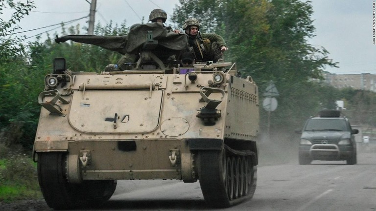 ウクライナ東部クラマトルスクで装甲兵員輸送車に乗るウクライナ軍兵士＝２日/Juan Barreto/AFP/Getty Images