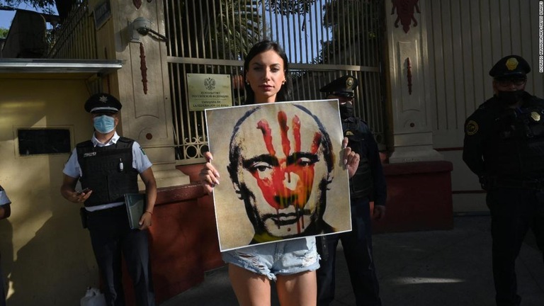 メキシコのロシア大使館前で侵攻に抗議する現地のウクライナ人コミュニティーの女性/Rodrigo Arangua/AFP/Getty Images