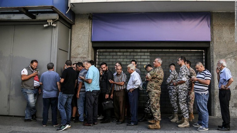 銀行外で並ぶ預金者ら＝レバノン・ベイルートの地方銀行/Marwan Naamani/picture alliance/Getty Images