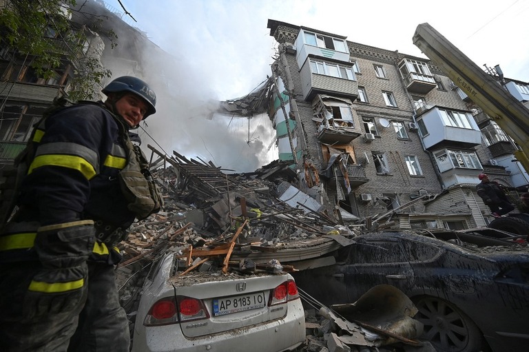 ロシアのミサイル攻撃で破壊された住宅で救助作業が続く＝６日/Stringer/Reuters