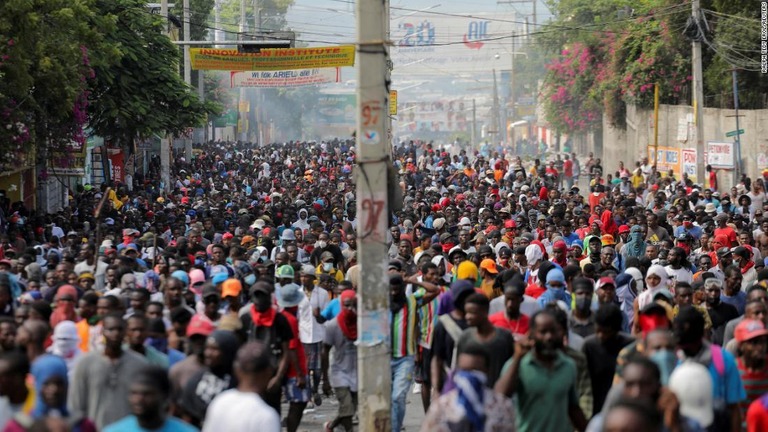 政府や燃料価格の高騰に対するデモ行進＝３日、ハイチ・ポルトープランス/Ralph Tedy Erol/Reuters