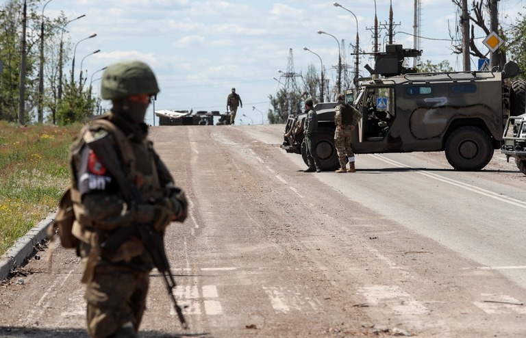 親ロシア派勢力の兵士が警備に立つ＝５月、マリウポリ/Alexander Ermochenko/Reuters