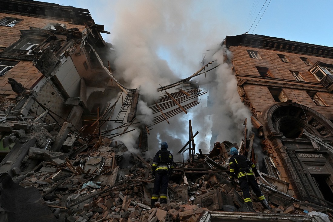 ミサイル攻撃で住宅は大きな被害を受けた＝６日、ザポリージャ/Stringer/Reuters