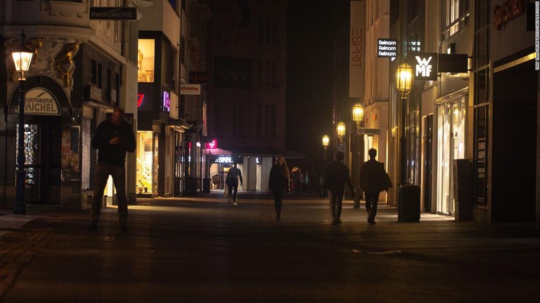 ドイツ西部ボンの薄暗い街並み。市行政は秋から冬に向けて節電措置を打ち出している/Ying Tang/NurPhoto/Shutterstock