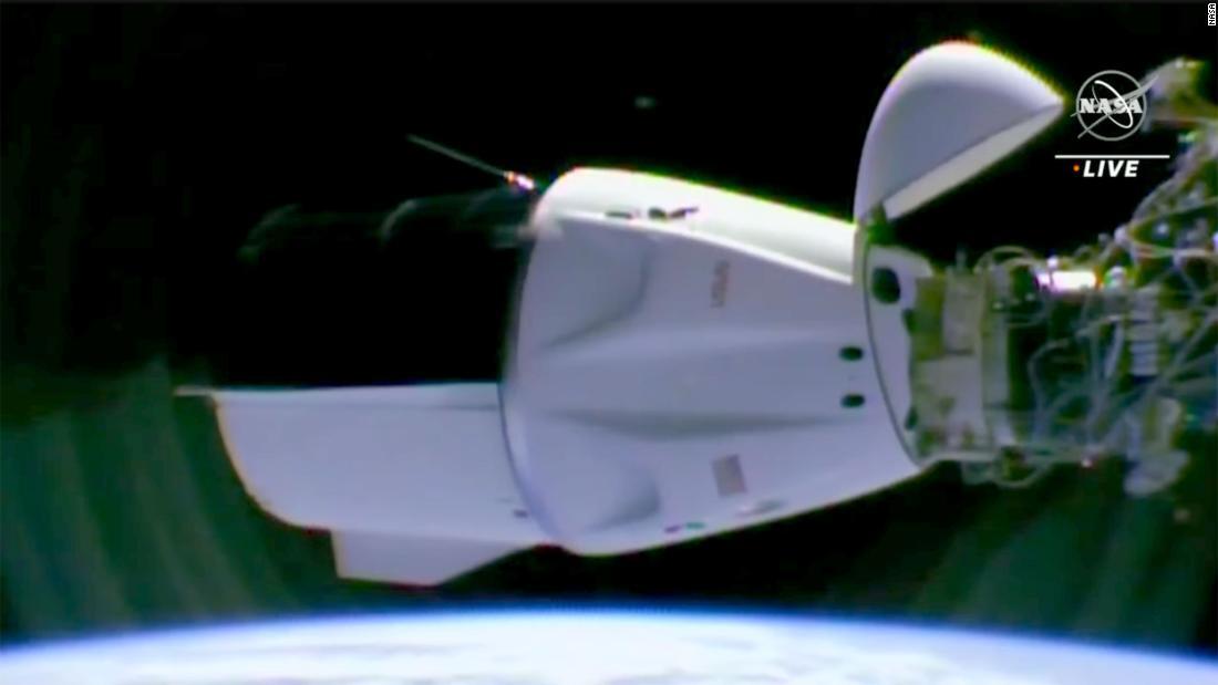 スペースX宇宙船、ISSにドッキング 若田さん搭乗、ロシアも