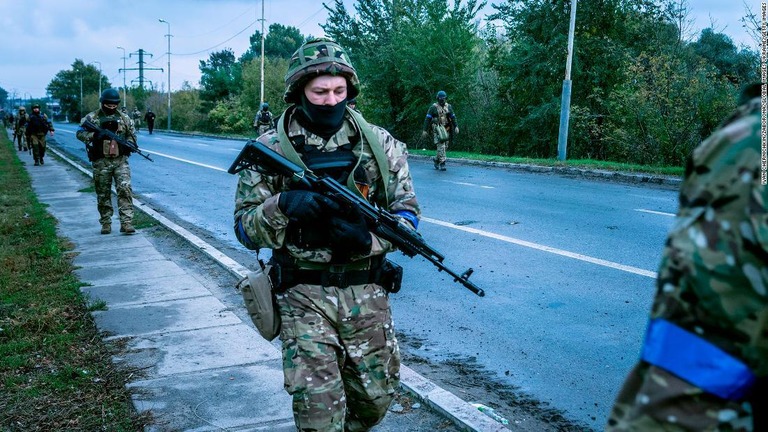 ウクライナ軍が東部、北東部、南部の３州で前進を続けている/Ivan Chernichkin/Zaborona/Global Images Ukraine/Getty Images