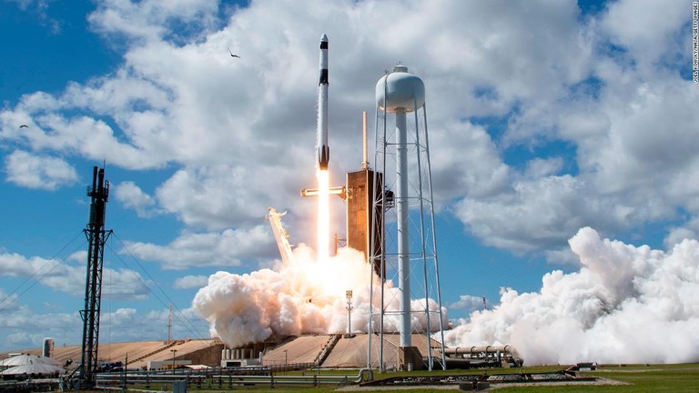 クルードラゴン宇宙船を搭載したファルコン９ロケット＝5日、米フロリダ州ケープカナベラルのケネディ宇宙センター/Joel Kowsky/NASA/Getty Images