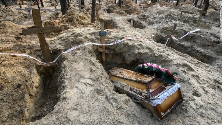 奪還したハルキウ州の領土で見つかった民間人の遺体は５００体を超えるという/Maxym Marusenko/NurPhoto/Getty Images