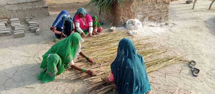 竹製シェルター用の敷物を制作する女性たち/Heritage Foundation of Pakistan