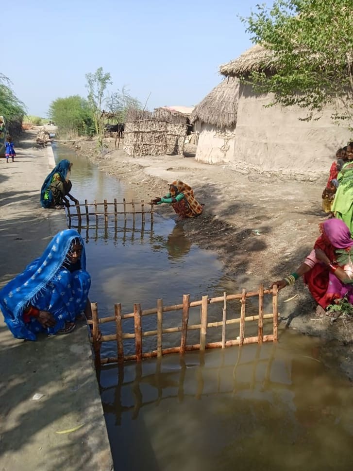 養魚場の柵も竹を使って作る/Heritage Foundation of Pakistan