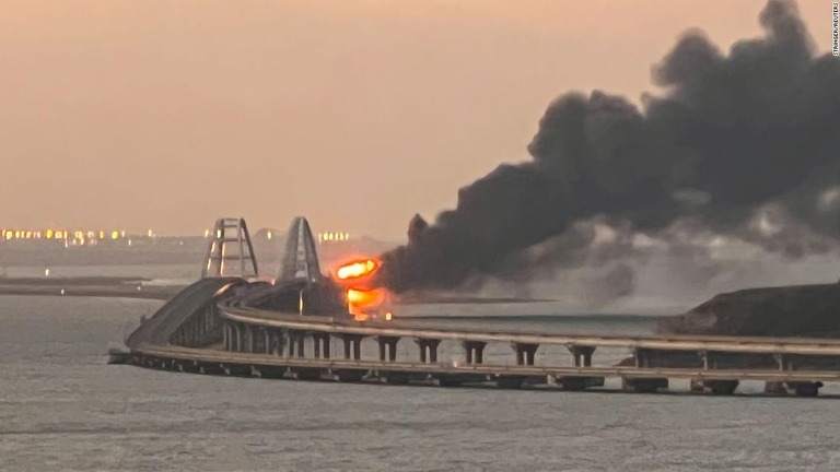 ケルチ橋で炎が立ち上る様子＝８日、クリミア半島/Stringer/Reuters