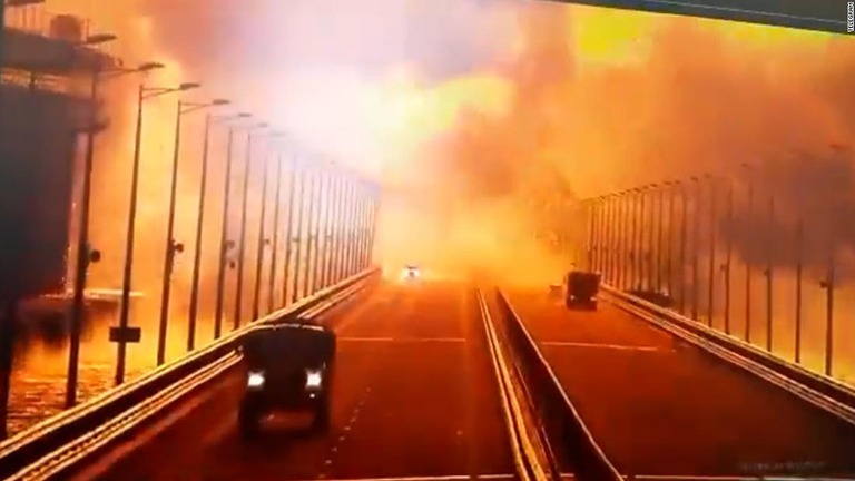 橋の車道で大規模な爆発が起きる瞬間を捉えた監視カメラの画像/Telegram