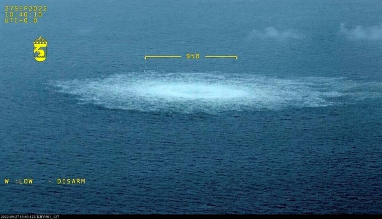 スウェーデン沿岸警備隊の航空機から撮影したパイプラインのガス漏れの様子/Swedish Coast Guard/AP
