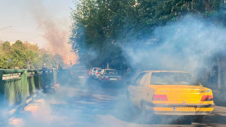 治安部隊が発射した催涙ガス。イラン各地で抗議デモが起きている/AP