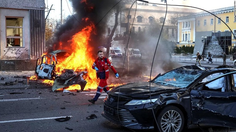 ロシア軍の攻撃後に炎上する車＝１０日、キーウ中心部/Gleb Garanich/Reuters