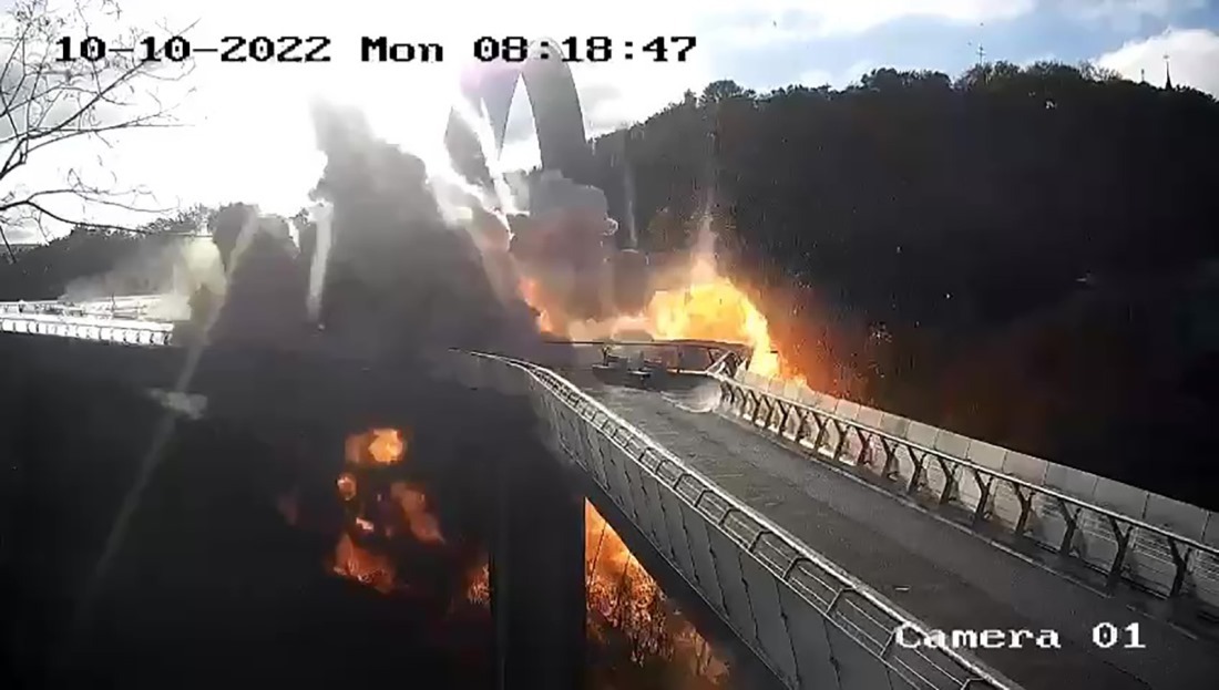 キーウのシェウチェンキウスキ地区の橋で爆発が起きる瞬間を監視カメラが撮影１０日/AA Video/Anadolu Agency/Getty Images