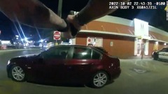 マクドナルド駐車場で食事中の１７歳少年、警官に撃たれ重体　警官免職　米