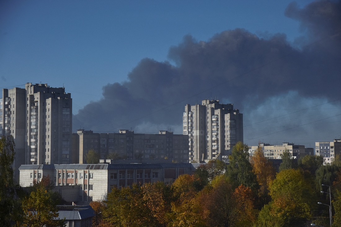 西部リビウでロシアの攻撃後に煙が立ち上る＝１０日/Pavlo Palamarchuk/Reuters