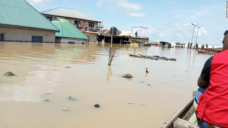 水没した市内をカヌーで移動する赤十字当局者＝９月２７日、ナイジェリア・コギ州の州都ロコジャ/Abubakar Abdullahi