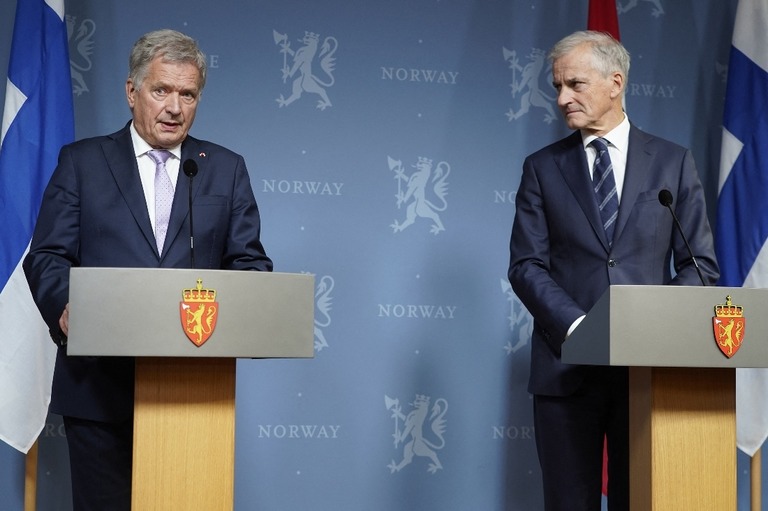 共同会見するフィンランドのニーニスト大統領（左）とノルウェーのストーレ首相/Terje Pedersen/NTB/AFP/Getty Images