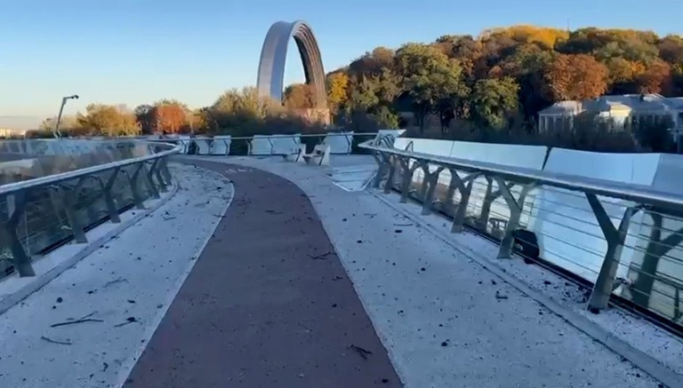 キーウのクリチコ市長が投稿したドニプロ川に架かる破損したガラスの橋/From Vitaliy Klitschko