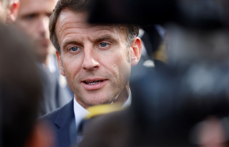 訪問先の仏北西部クラオンで記者団の質問に答えるマクロン大統領/Ludovic Marin/AFP/Getty Images