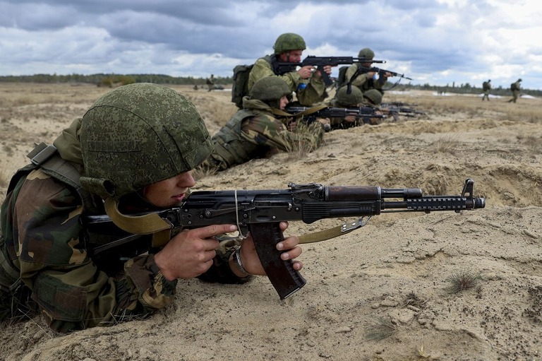 昨年９月、ベラルーシで行われた軍事演習に参加する同国とロシアの兵士ら/Anadolu Agency/Getty Images